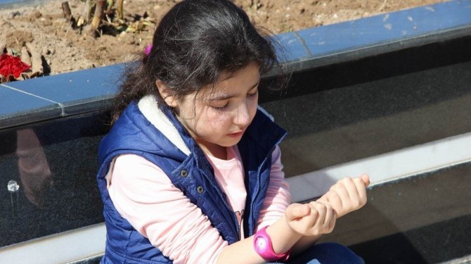 Hiç görmediği babasının mezarına sarılarak gözyaşı döktü