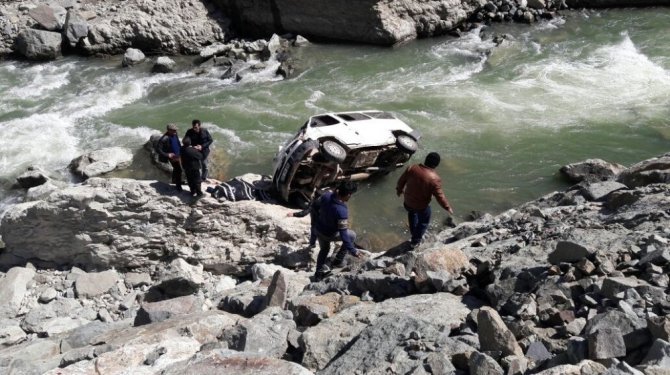 Cenazeye giderken kaza yaptılar; 1  kişi öldü 3 kişi yaralı