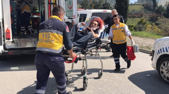 Tartıştığı travestiye satırla saldırdı