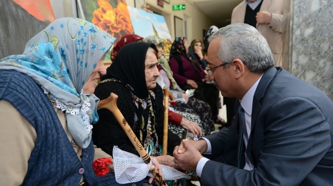 KSÜ Öğrencileri Yaşlılar Haftasında Büyüklerini Unutmadı