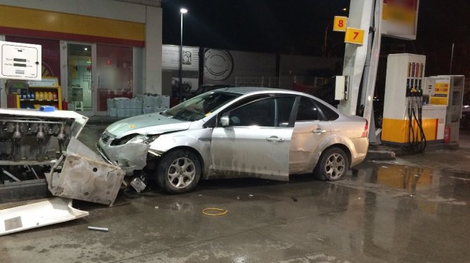 Önce ciple çarpıştı, yetmedi akaryakıt istasyonuna girdi