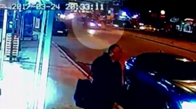 Yaralıya yardım ederken telefonundan oldu