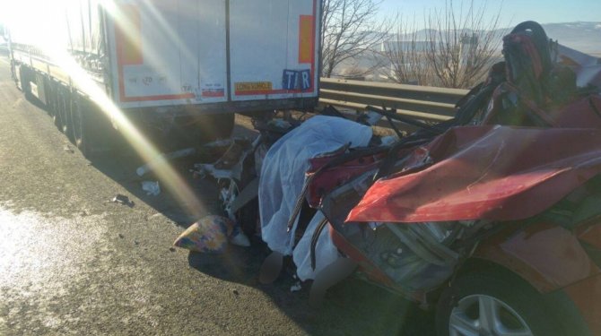 Otomobil ile TIR'ın çarpıştığı kazada 2 kişi hayatını kaybetti