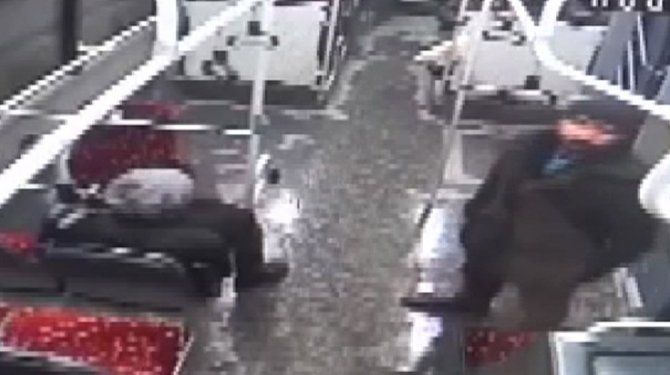 Türk bayrağına saldıran şahsı linç ettiler