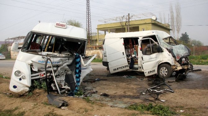 Sabahın erken saatlerinde minibüsler çarpıştı: 1 ölü, 18 yaralı
