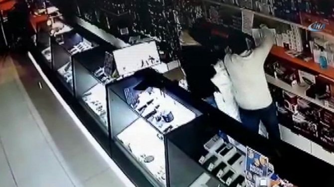 Maskeli 5’li hırsızlar kamerada