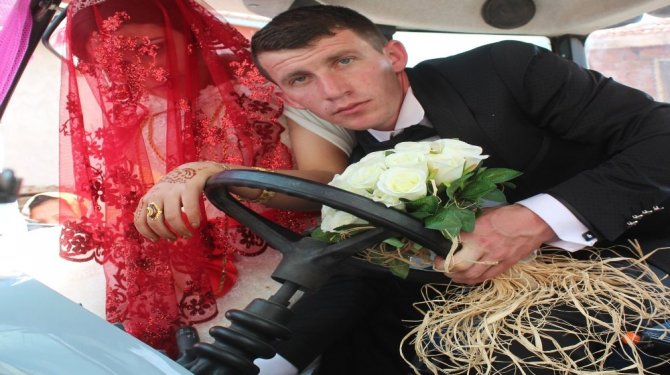 Traktöre bağlı süpürme makinasını gelin arabası yaptı