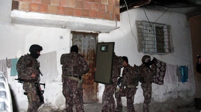 Mersin’de 245 polisle şafak operasyonu