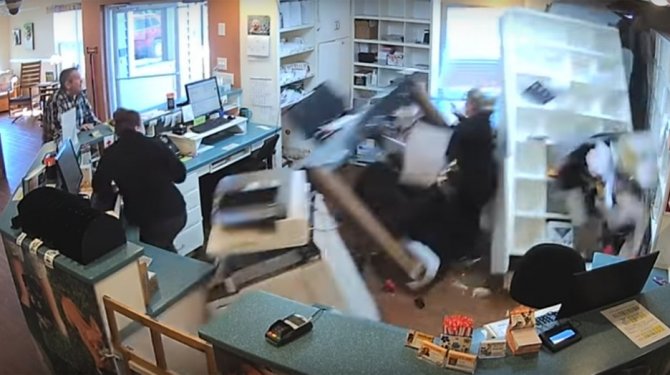 Kontrolden çıkan otomobil, hayvan hastanesine daldı