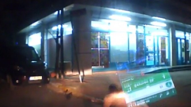 Çarptıkları otomobilin üzerinden uçtular