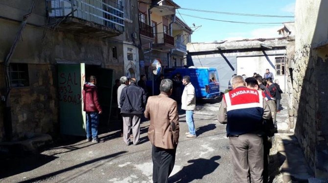 İki katlı evde göçük: 1 ölü, 5 yaralı