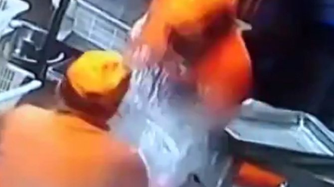 Kaynar suyu arkadaşının yüzüne boca etti