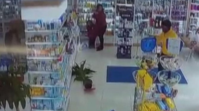 Eczanede dehşet anları, kameralara yansıdı