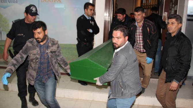 5 yaşında ki kızının bıçakla boğazını kesti!