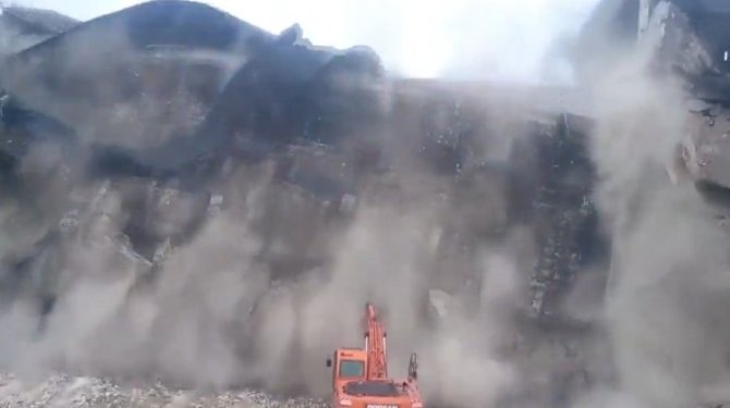 Bina iş makinesinin üzerine çöktü