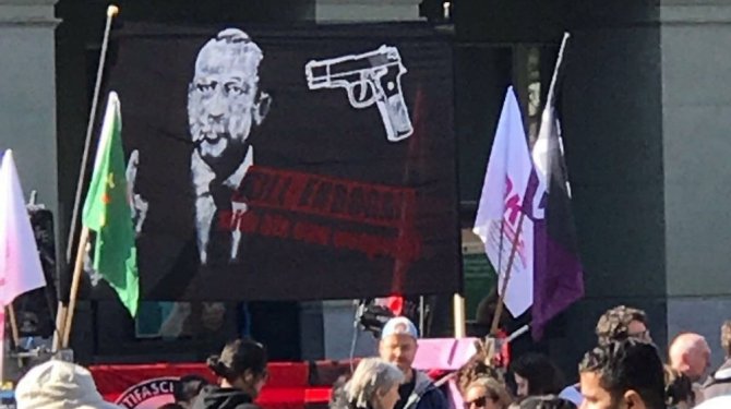 İsviçre’deki alçak pankartı bakın kim açmış!