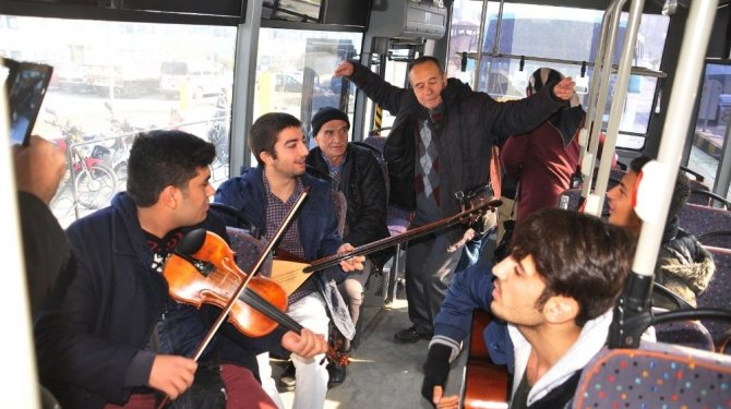 Yolcularına Türk Sanat Müziği ziyafeti yaşattı