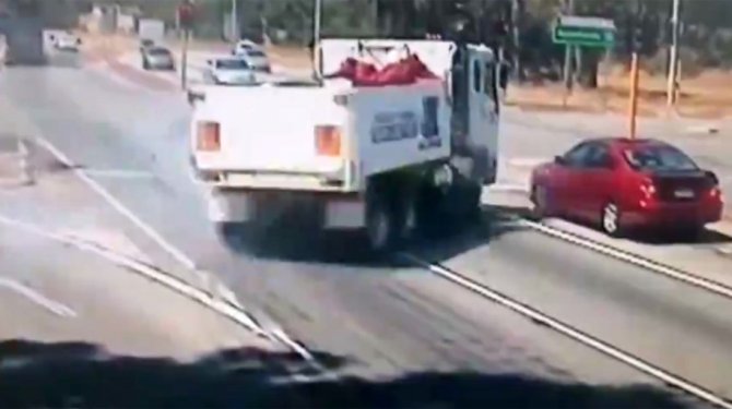 Kamyon şoförünün tehlikeli şovu korkuttu