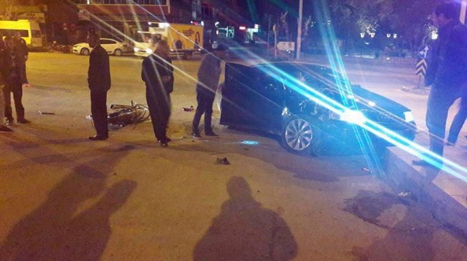 Otomobille motosiklet kafa kafaya çarpıştı