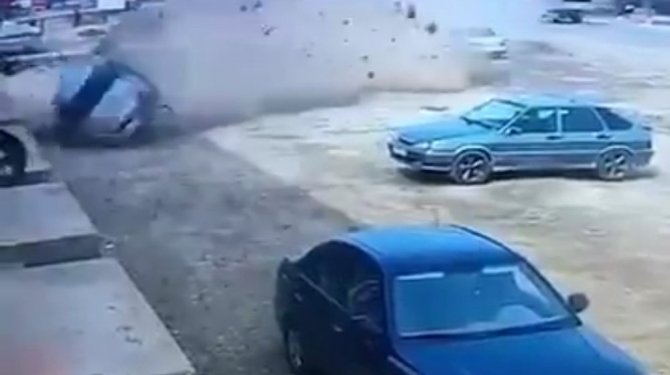 Otomobil taklalar attı: Sürücü camdan fırladı !