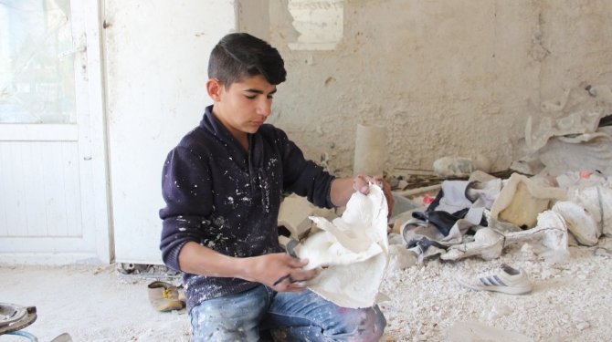 Küçük heykel ustası kendine hayran bıraktı