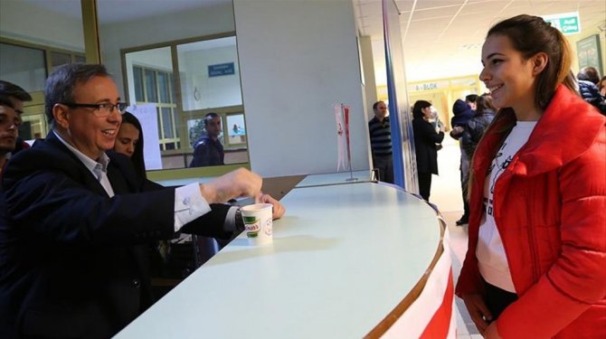 Kütüphaneye gelen öğrencilere Rektör  çorba ikram etti