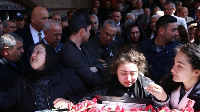 Eski bakan, şoförünün ardından gözyaşı döktü