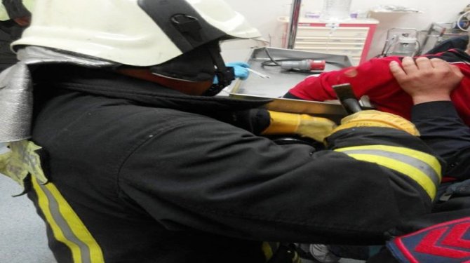 Bir anlık dalgınlıkla elini kıyma makinesine kaptırdı