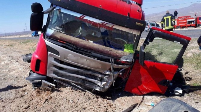 Tırla otomobil çarpıştı: 2 kişi öldü 3 kişi yaralandı