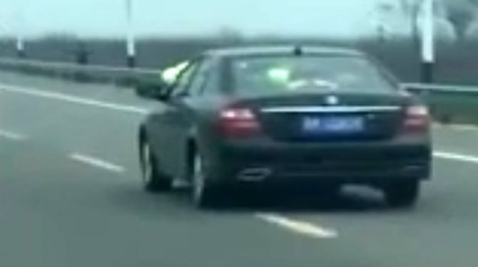 Polis memuru kaçan aracın üstünde kaldı