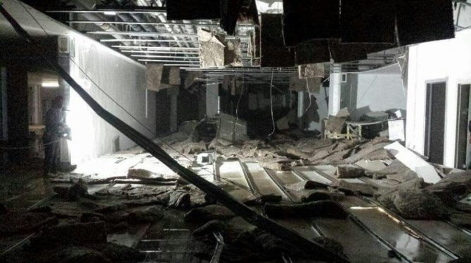 Hastane inşaatında asma tavan çöktü