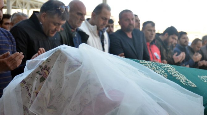 Kırmızı ışık ihlali can aldı: Dünyalar güzeli Yağmur duvakla uğurlandı