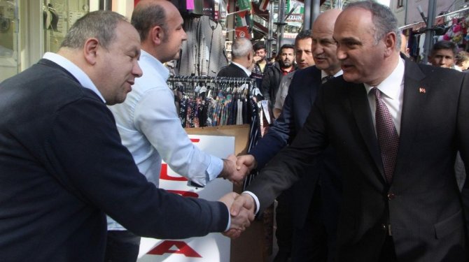 Bakan Özlü de "hayır" çadırını ziyaret etti