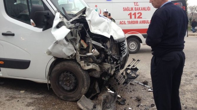 Öğrenci taşıyan minübüs kaza yaptı: 18 yaralı