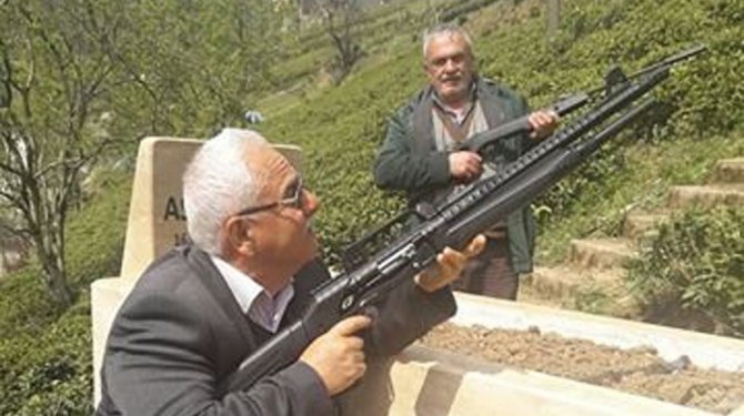 Mezarlıkta tüfekle ayı bekliyorlar