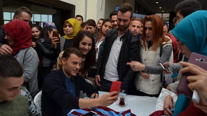 Trabzonsporlu futbolcular imza dağıttı