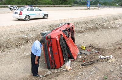 Otomobil şarampole yuvarlandı: 3 yaralı