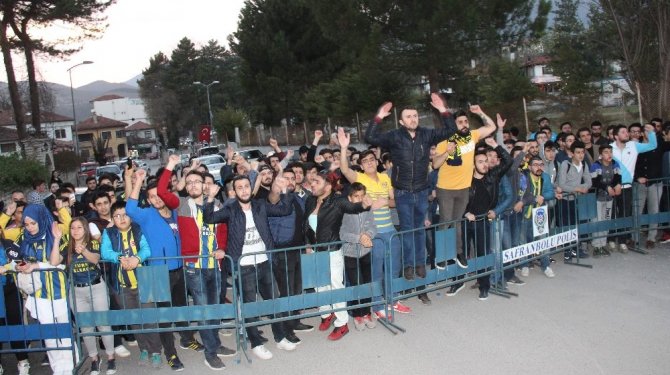 Fenerbahçe’ye protestolu karşılama