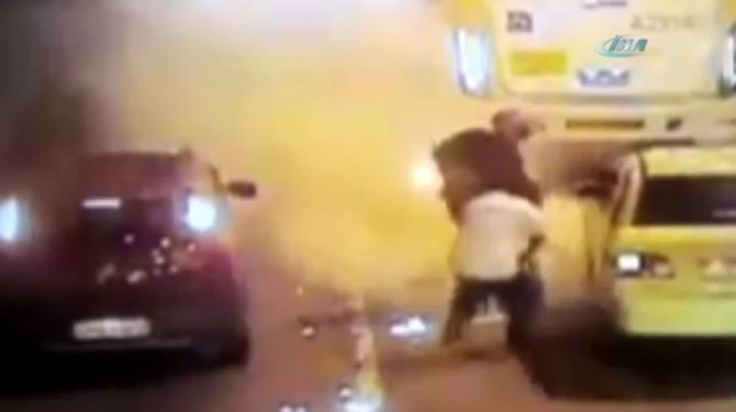 Sürüklenen motosiklet sürücüyü yaktı: O anlar kamerada