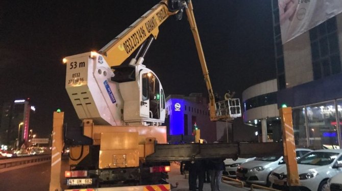 Saadet Partililer ’evet’ pankartını böyle indirdi