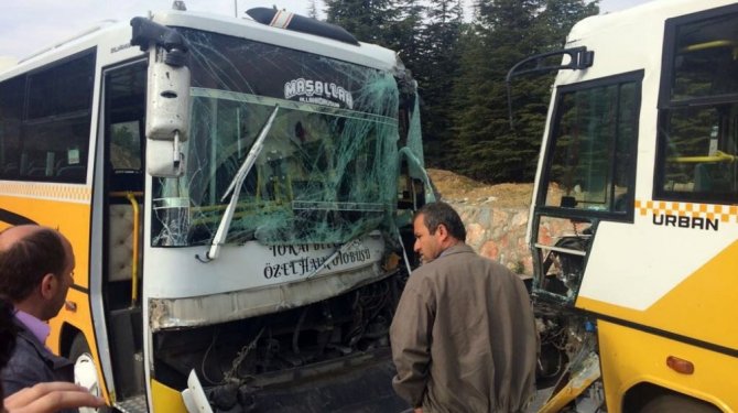 Öğrencileri taşıyan midibüsler çarpıştı: 25 yaralı