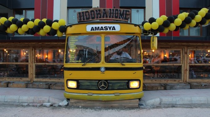 Kafeye belediye otobüsünden giriliyor