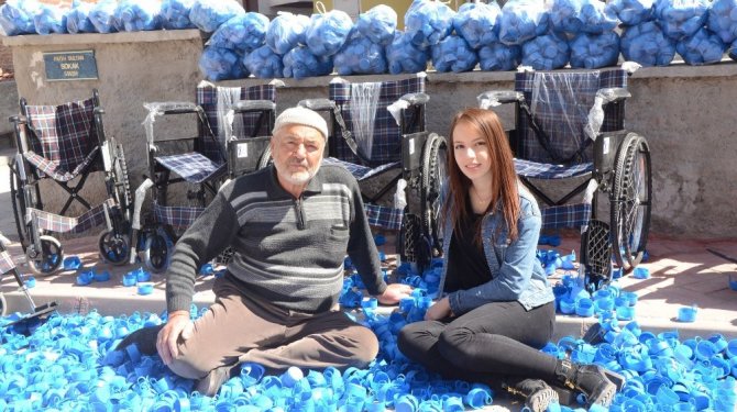 Örnek dede-torun: Mavi kapaklarla 88 tekerlekli sandalye