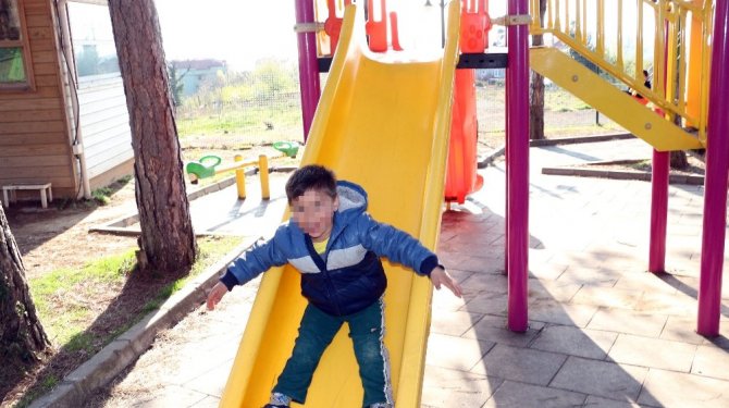 6 yaşındaki çocuk parkta oynarken kalp krizinden öldü