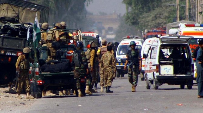 Pakistan'da türbe bekçisi ziyaretçilere saldırdı: 20 ölü