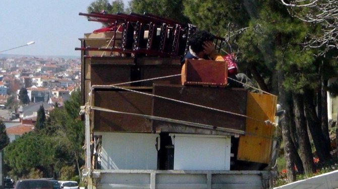 Kamyonetin kasasında tehlikeli yolculuk