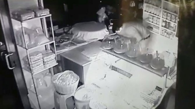 Bir gecede 4 ayrı iş yerine girdiler