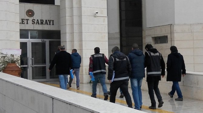 FETÖ’den tahliye edilen gazeteci ve polislere gözaltı