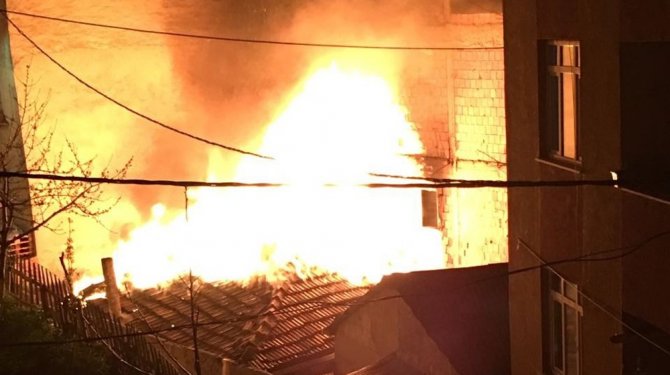 Gecekondu yangını yaşlı çifti ayırdı