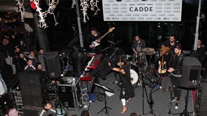 Sahneye ceket yağdı